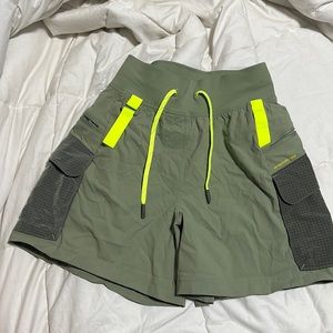 lululemon hiking shorts size 2